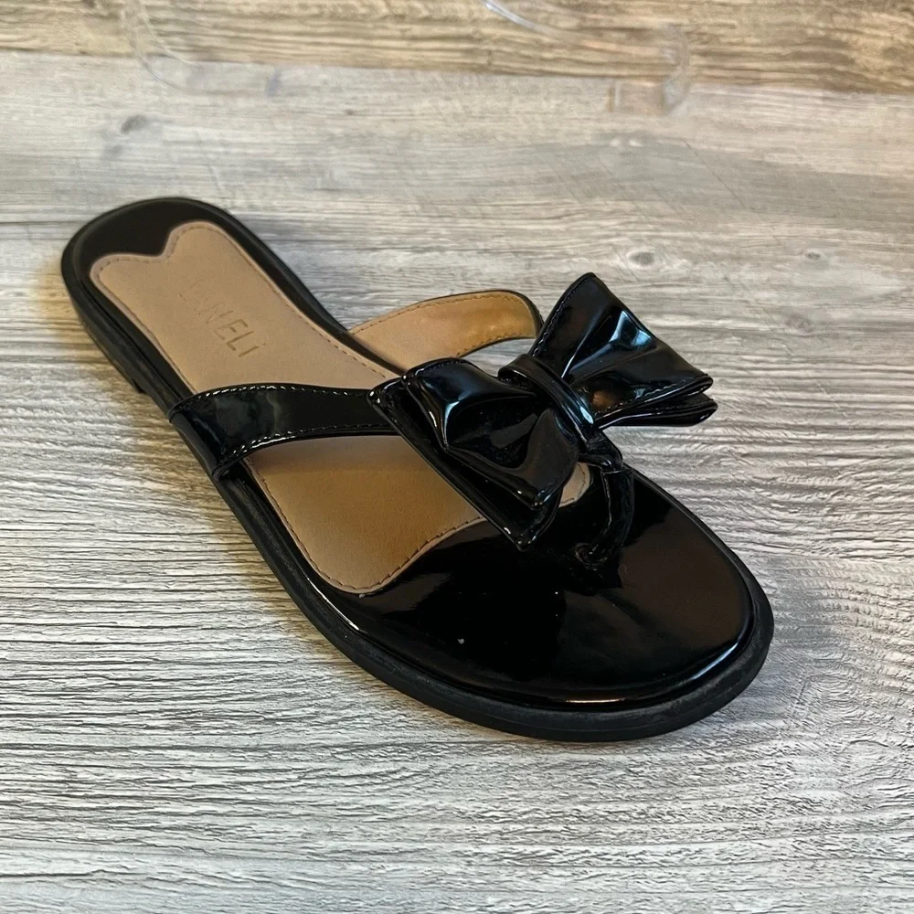 Woman’s Vaneli Iggie black patent bow toe thong sandal size 6
